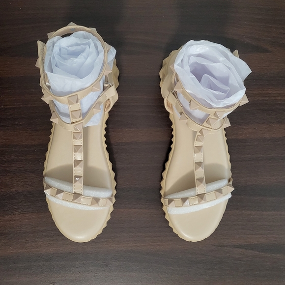 Flat Sandal - Color: Nude - Size 7 - Picture 3 of 6